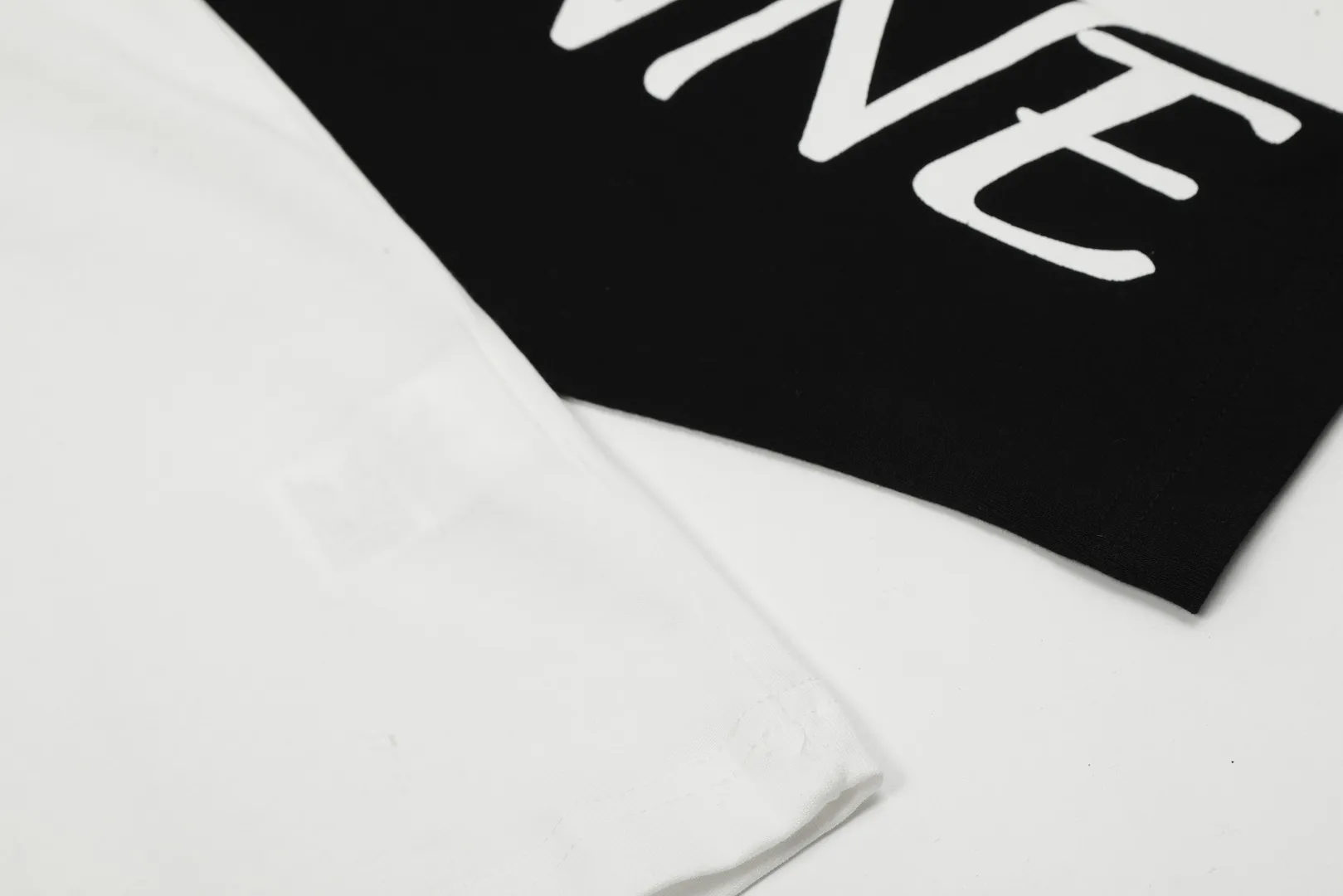 "Classic long sleeves" vivienne west wood Queen Mother Vivian Saturn large graffiti raglan long sleeves. Very practical for wearing inside and outside. Full series of correct accessories. Every detail is fully restored. Straightforward to pull up. Size: S M L Color: white and black